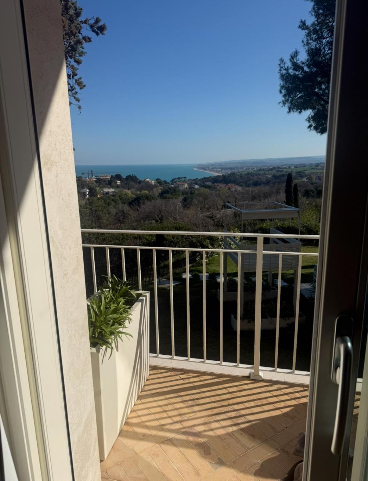 Bed and Breakfast Tra Gli Alberi E Il Mare Sirolo Exterior foto